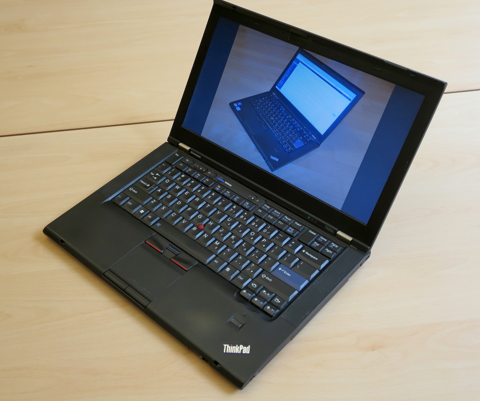 Thinkpad T420s showing a picture of its younger self